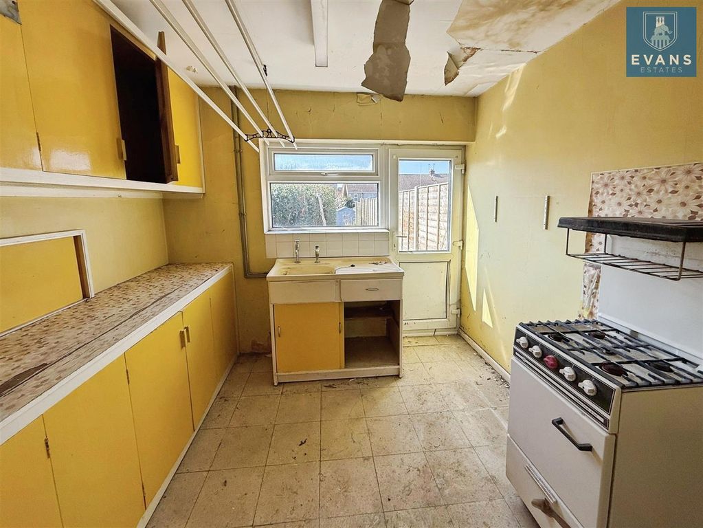 Property photo 2 of 9 Kitchen