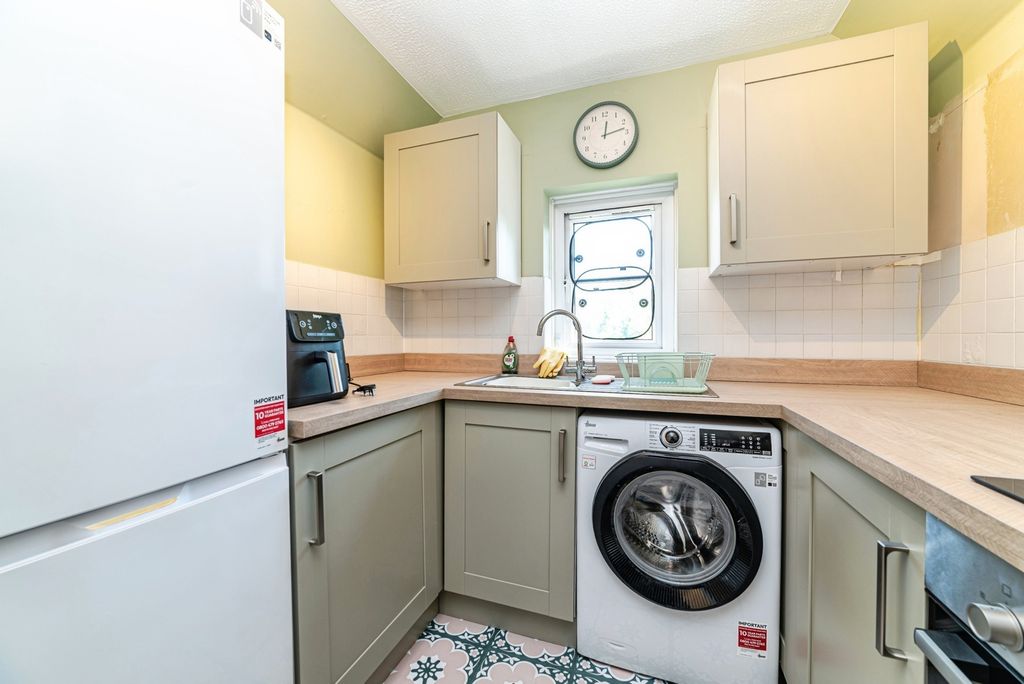 Property photo 3 of 18 Kitchen