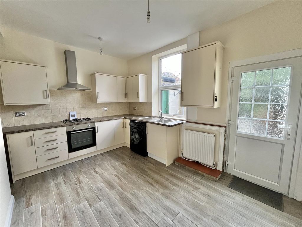 Property photo 3 of 10 Kitchen