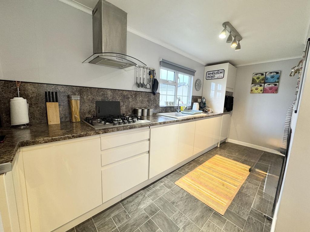 Property photo 2 of 15 Kitchen