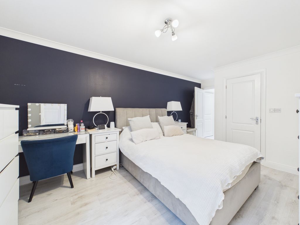 Property photo 3 of 10 Main Bedroom