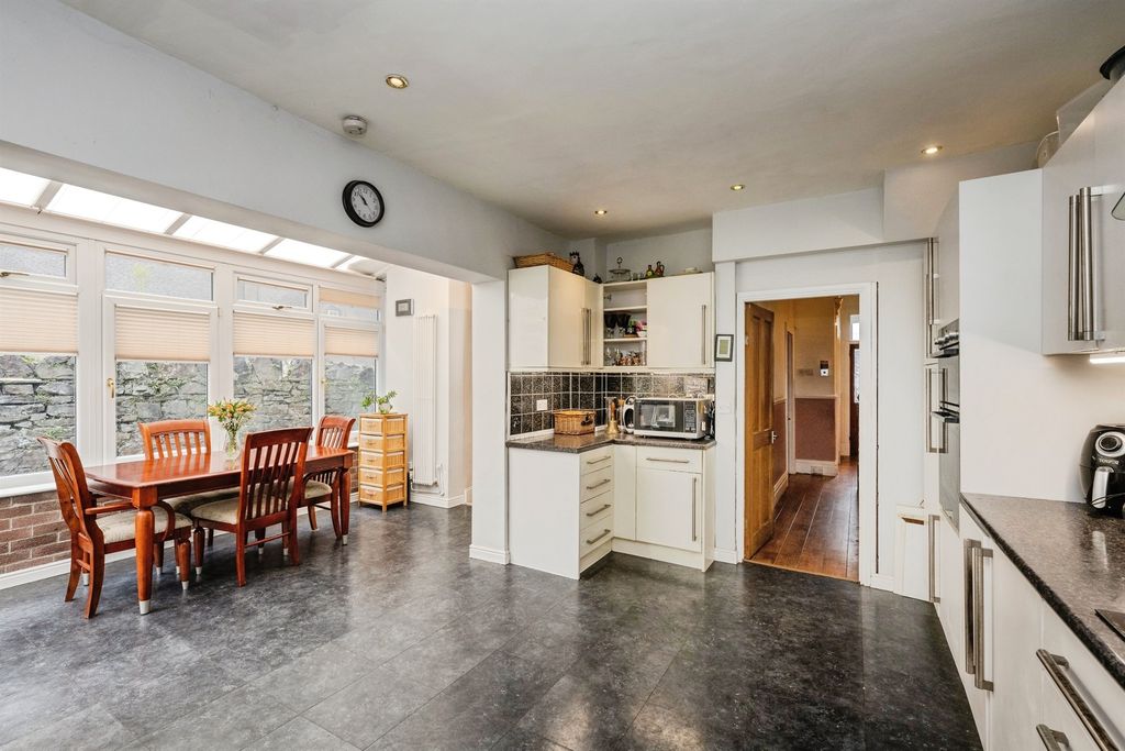 Property photo 3 of 25