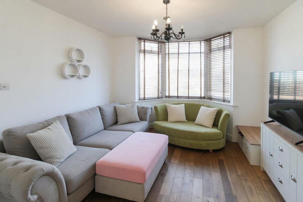 Property photo 2 of 11 Lounge