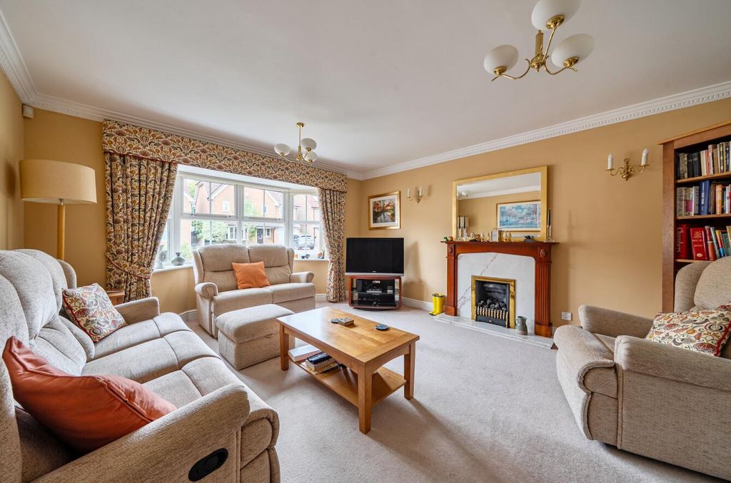 Property photo 2 of 19 Blenheim Close 12 (19).Jpg