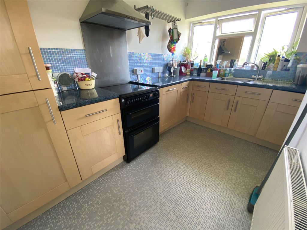 Property photo 3 of 10 Kitchen