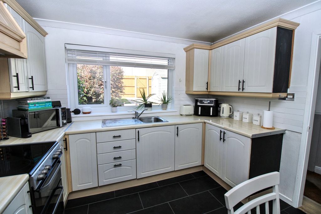Property photo 2 of 24 Kitchen
