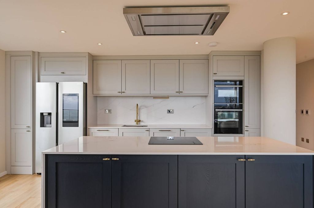 Property photo 3 of 40