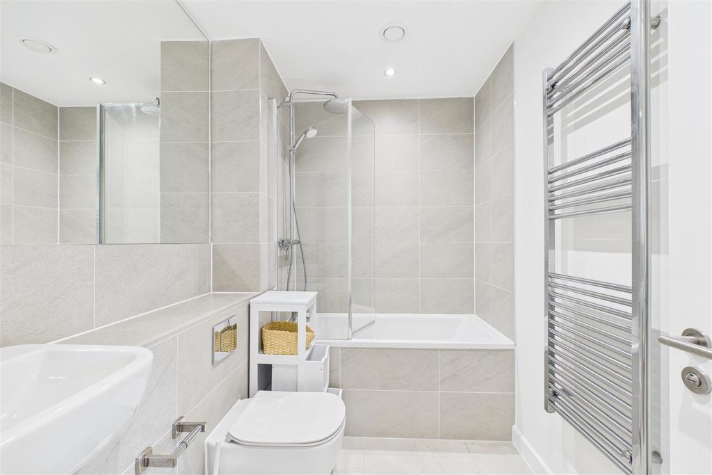 Property photo 3 of 11 Bathroom