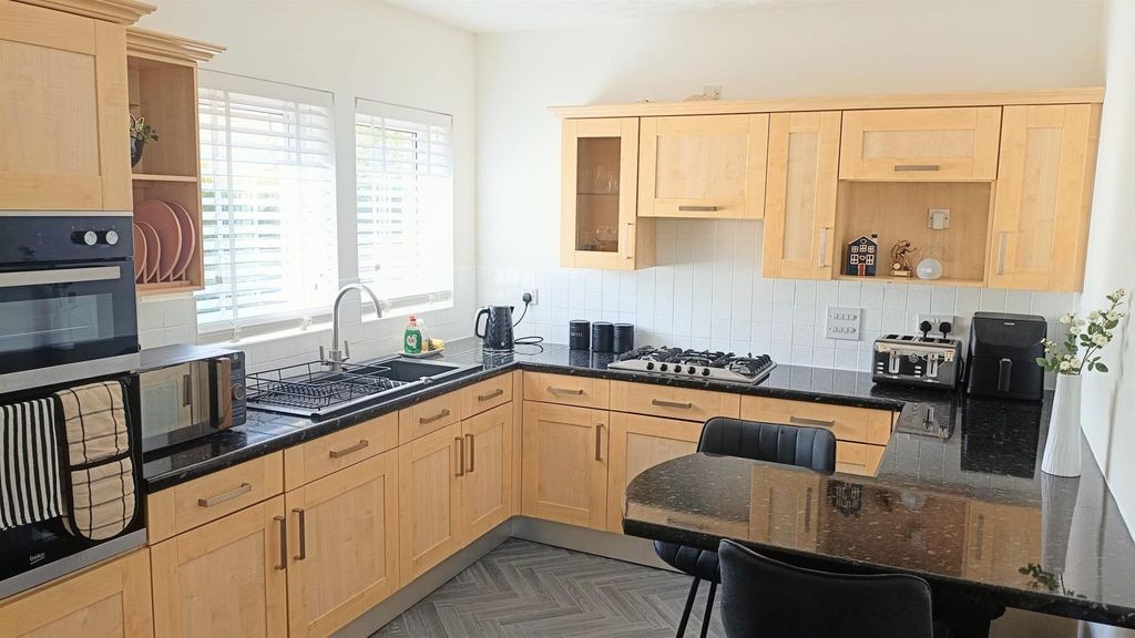 Property photo 2 of 20 Sadlers.Grove.Kitchen.Jpg