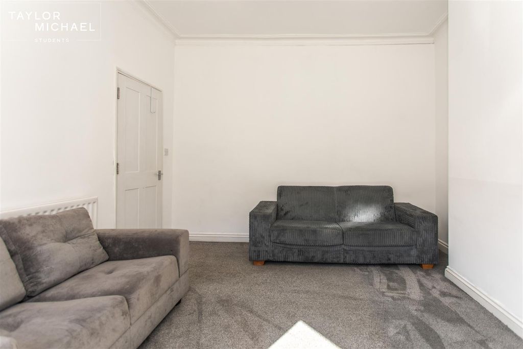 Property photo 1 of 21 Living Room