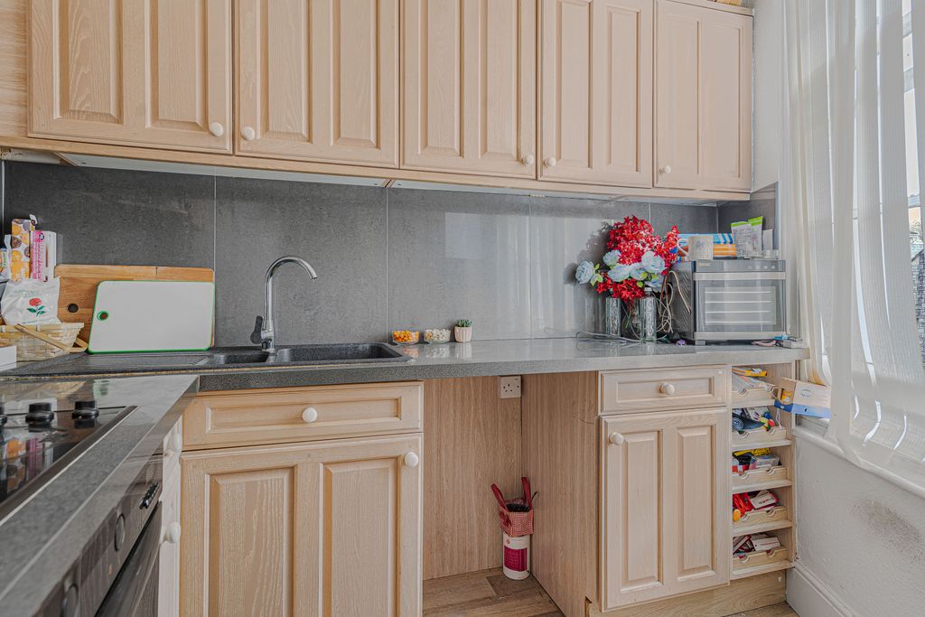 Additional image 4 of 4 bed flat for saleQueen Street, Newton Abbot TQ12