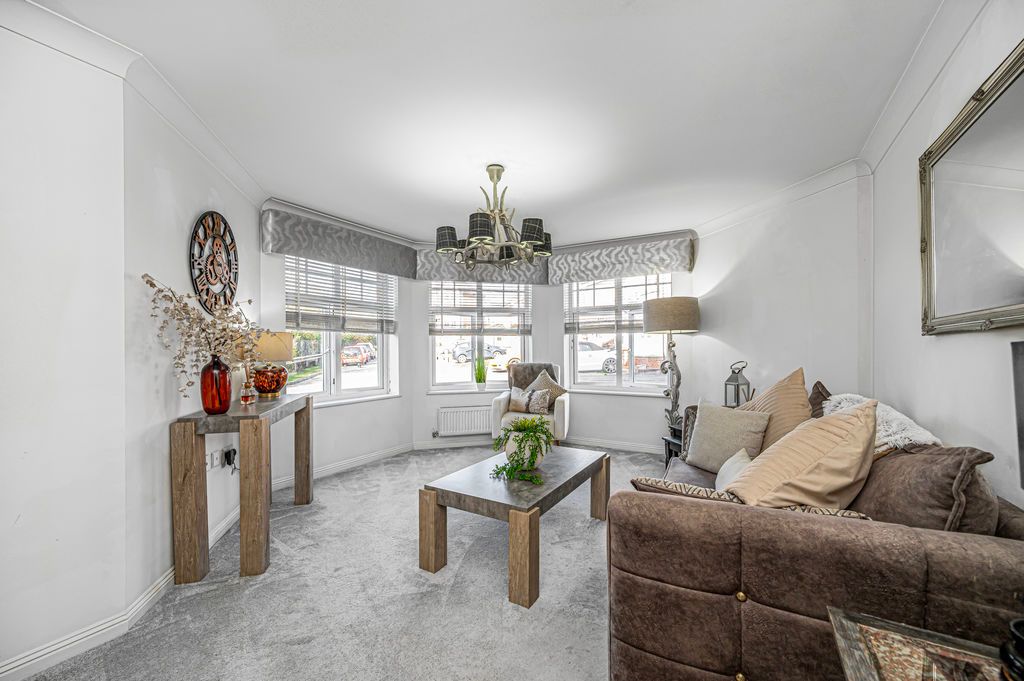 Property photo 3 of 27 Lounge