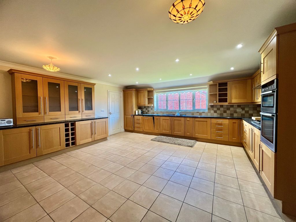 Property photo 2 of 25 Kitchen