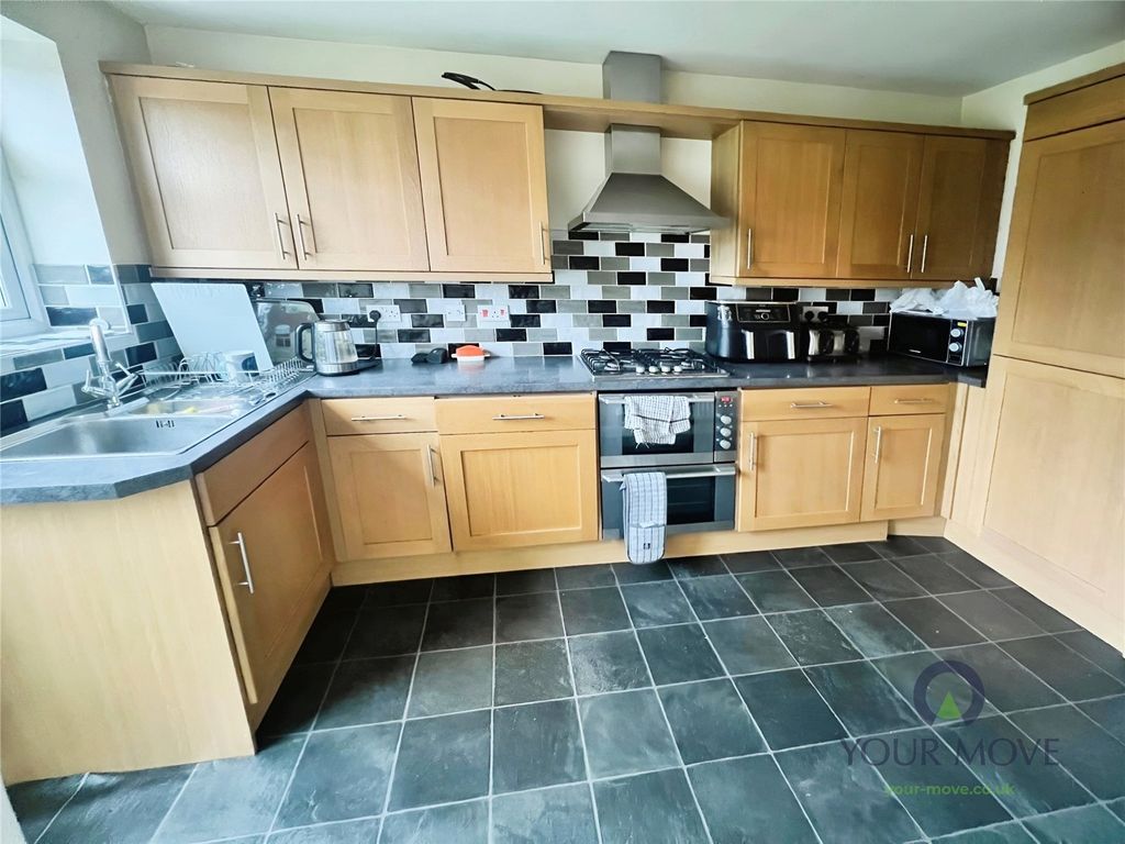 Property photo 3 of 10 Kitchen