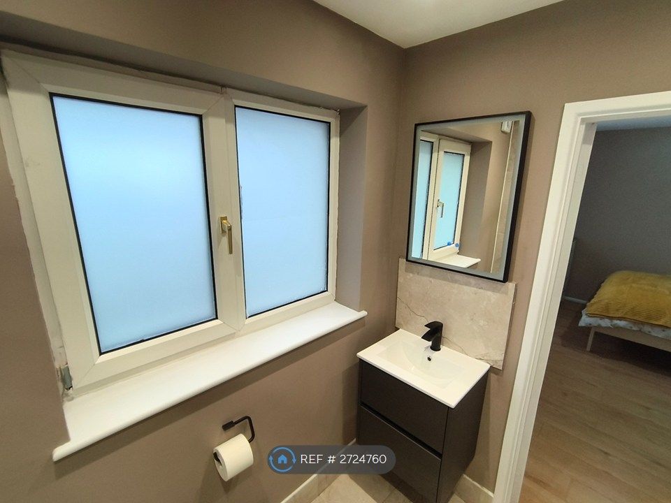 Property photo 2 of 23 En Suite Bathroom