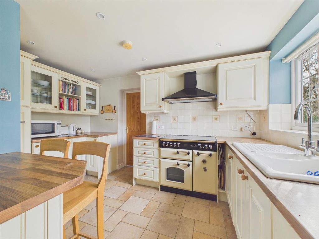 Property photo 3 of 30 Kit4.Jpg