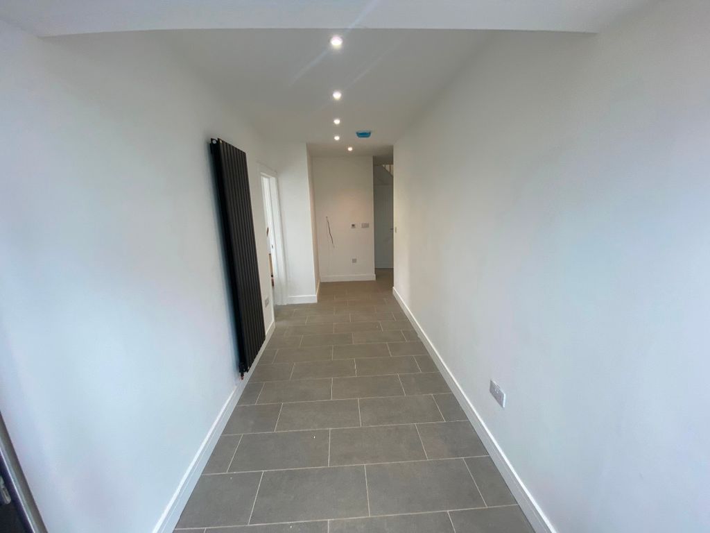 Property photo 2 of 21 Entrance Hall