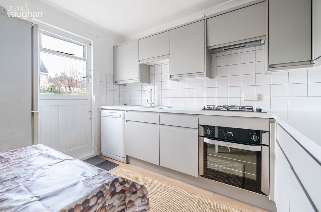 Property photo 3 of 10 Kitchen