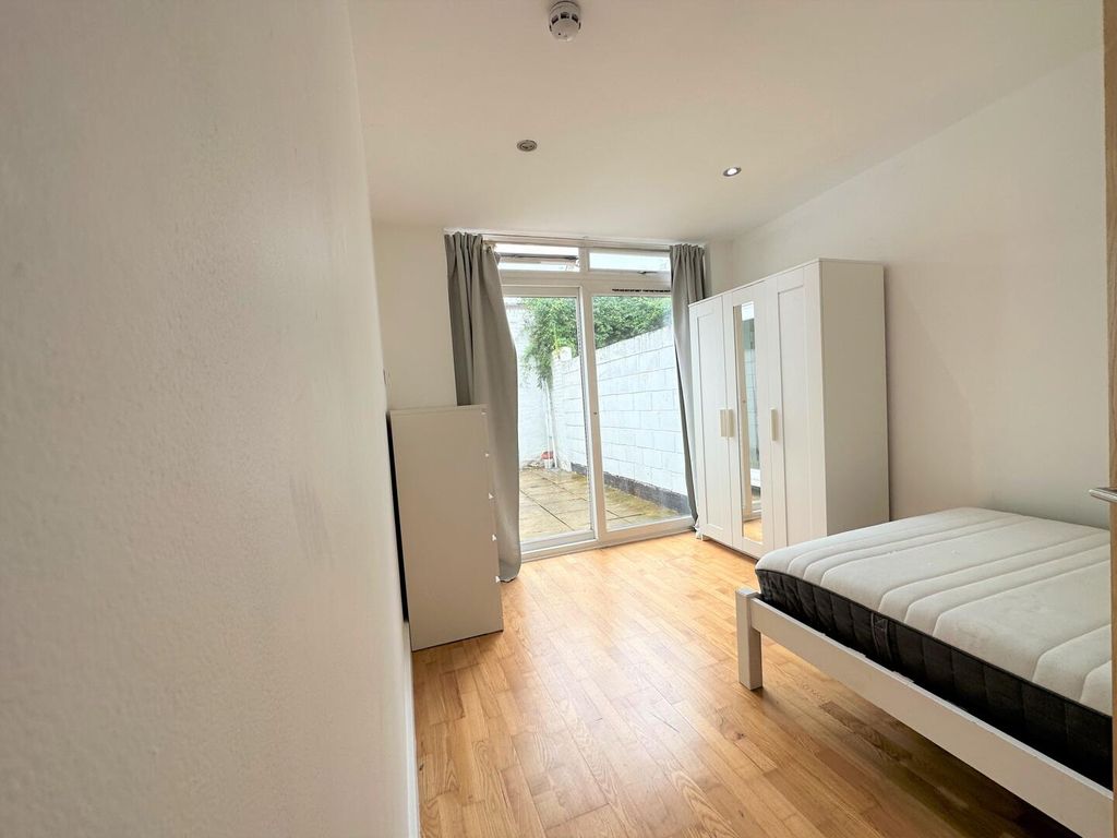 Property photo 2 of 10 Bedroom