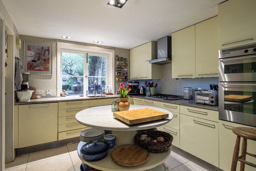 Property photo 3 of 28