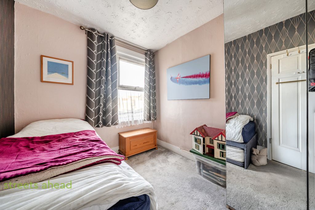 Property photo 3 of 15 d539F470-Db5F-46c...