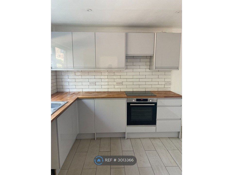 Property photo 2 of 10 Kitchen