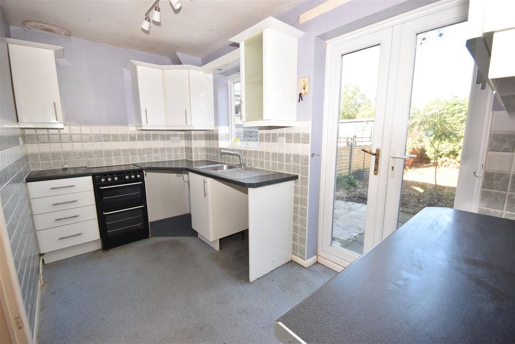 Property photo 3 of 7 Kitchen