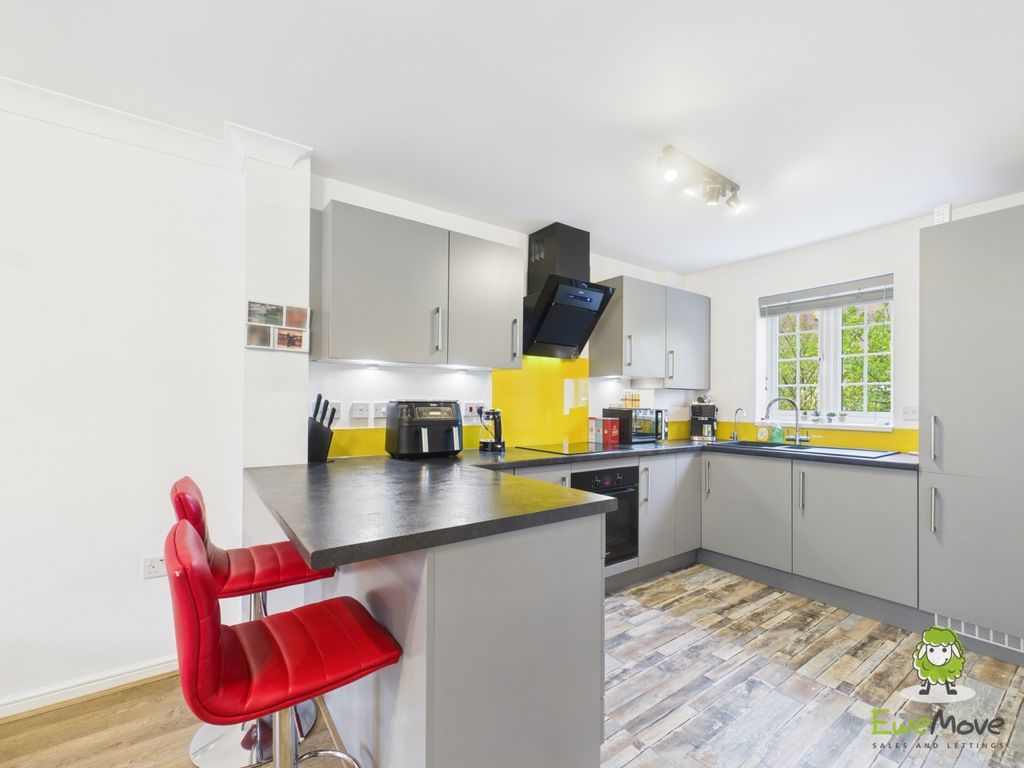 Property photo 2 of 21 Ewemove Estate Agents Basingstoke - Whitgift Close