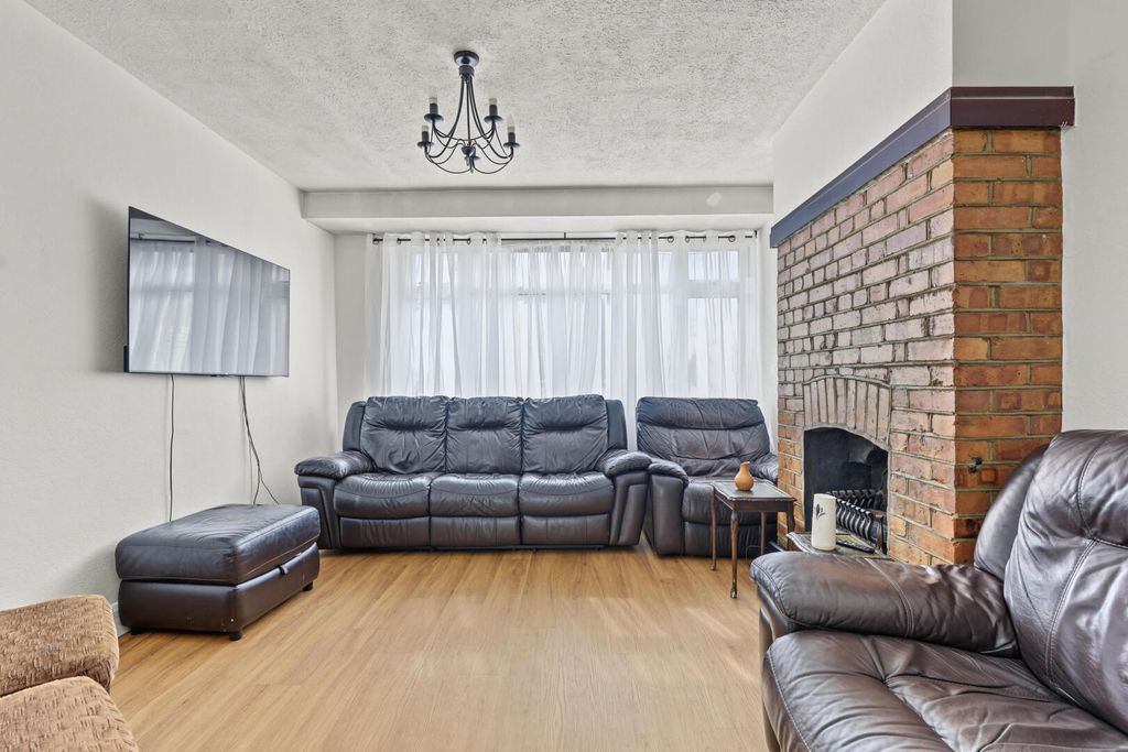 Property photo 3 of 31 Living Room