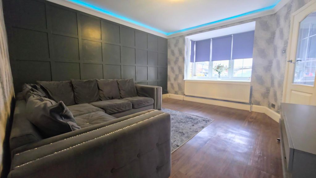 Property photo 3 of 15 Lounge