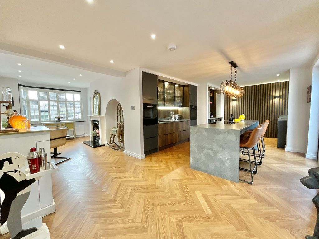 Property photo 2 of 40