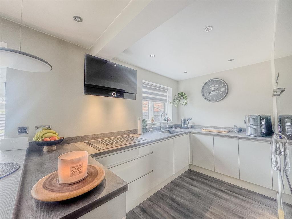 Property photo 3 of 23 Kitchen / Breakfast Room