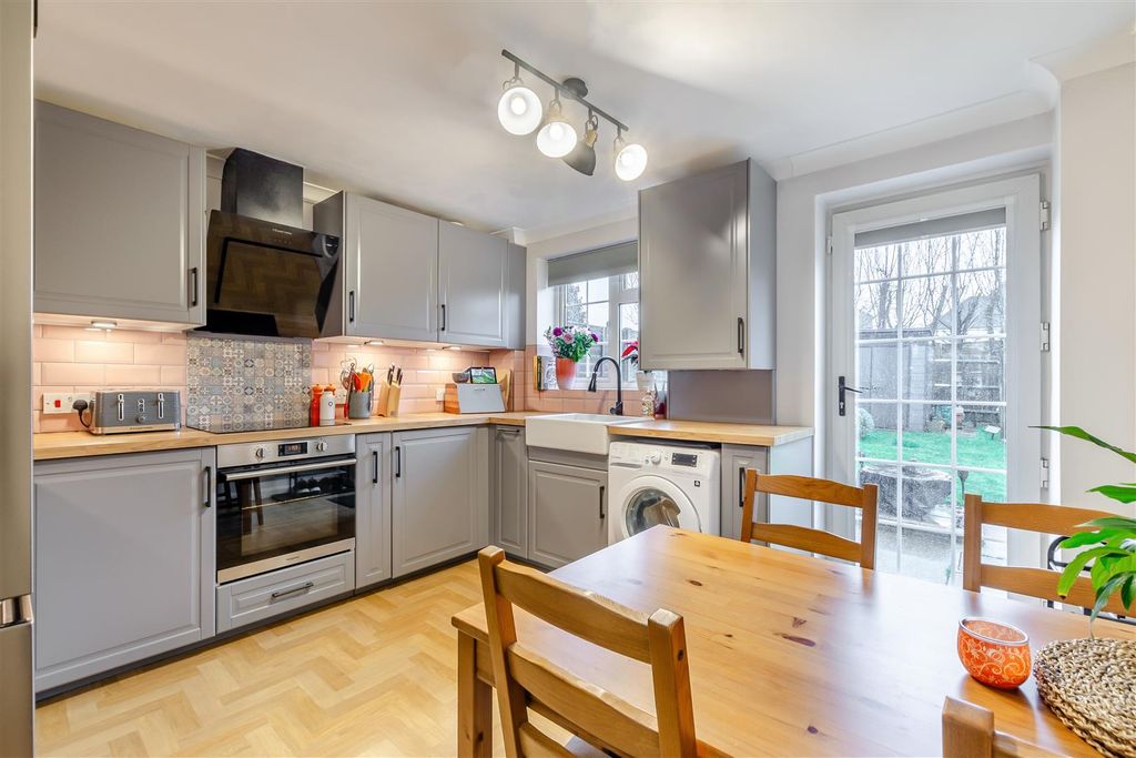 Property photo 3 of 12 8676004-Interior03.Jpg