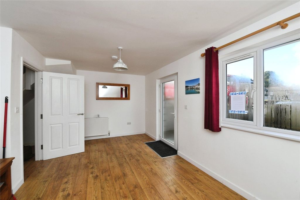 Property photo 3 of 9 Living Space