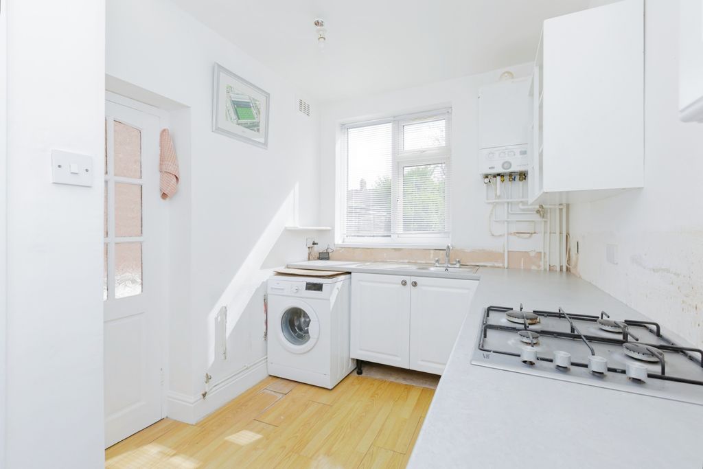 Property photo 3 of 11 Kitchen