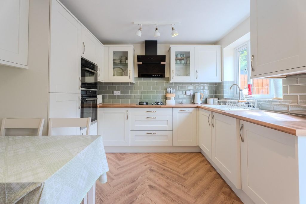 Property photo 2 of 13 Denbigh Close-7.Jpg