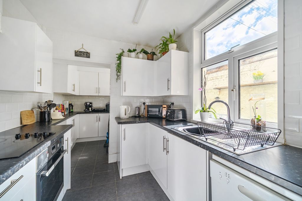 Property photo 2 of 19 17-6Aaa796c391E8-1522443-1A0A9E9B982Ec-25-6-1