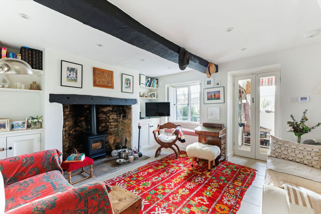 Property photo 3 of 16 Sitting Room