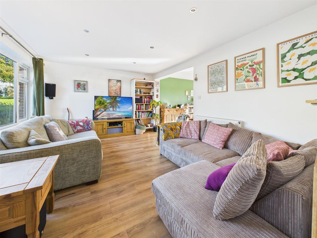 Property photo 3 of 12 Cam05510G0-Pr0097-Still002.Jpg