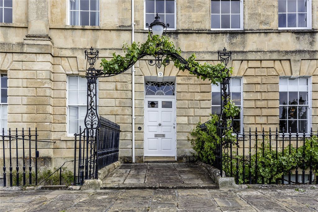 Property photo 2 of 31 Entrance