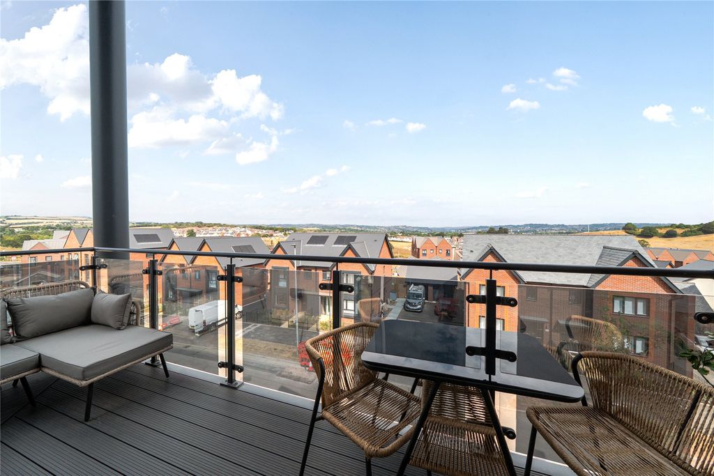 Property photo 3 of 9 Balcony