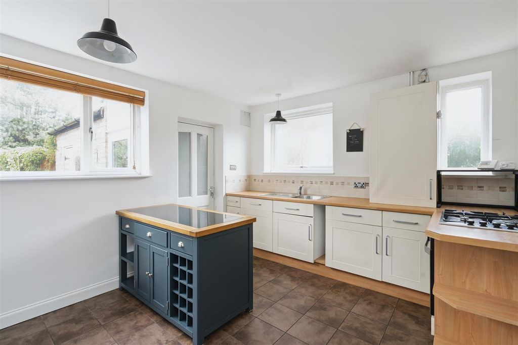 Property photo 2 of 15 1, Redlands Close Solihull_24.Jpg
