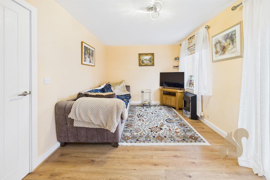 Property photo 3 of 21 Lounge