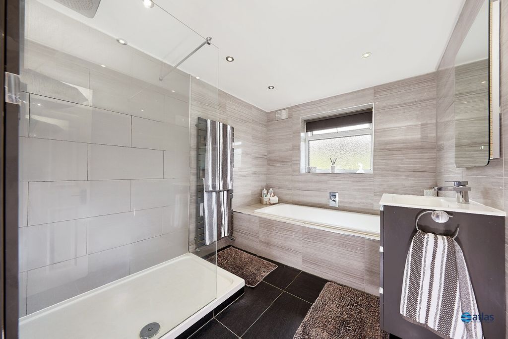 Property photo 2 of 22 Bathroom