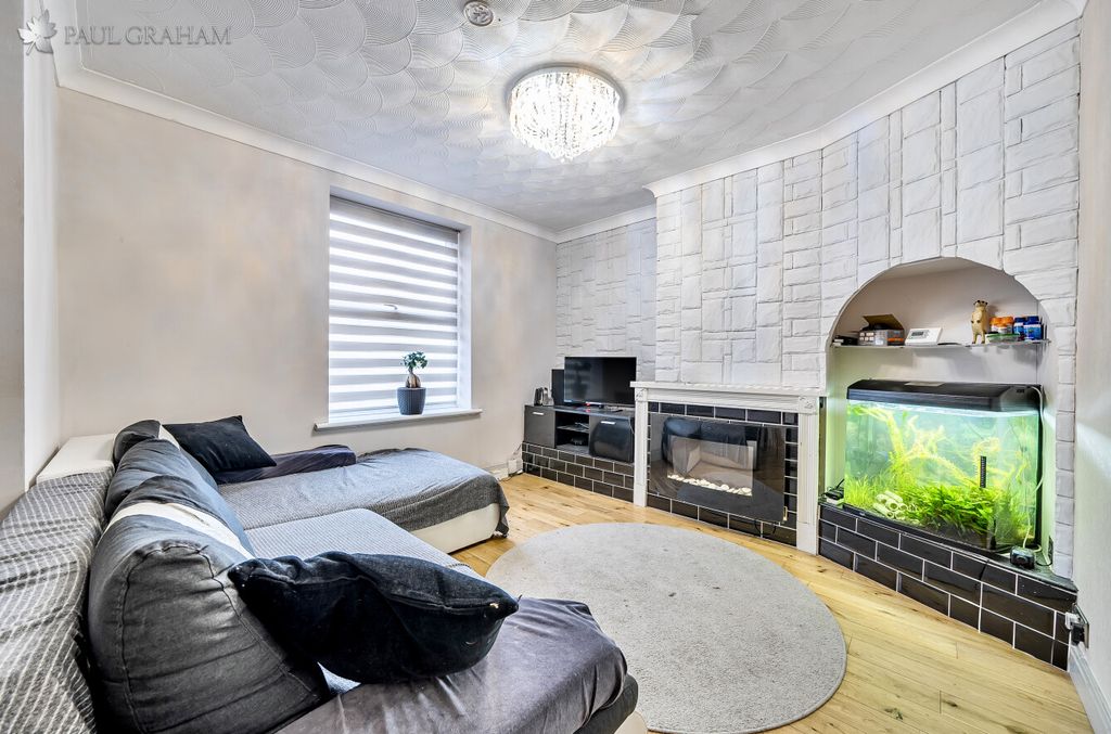 Property photo 3 of 14 Bd2Fd960-76c0-48F8-A1c0-2Bf15A4Beb37