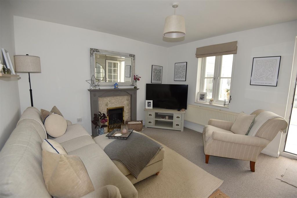 Property photo 2 of 10 Sitting Room