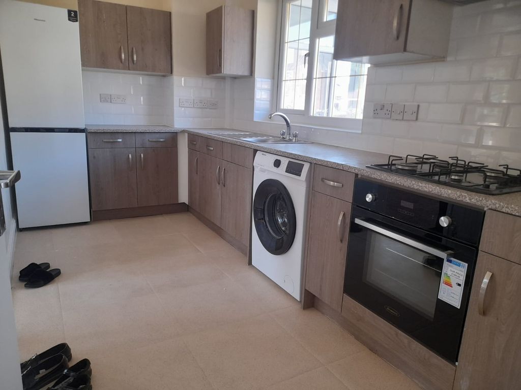 Property photo 3 of 12 Kitchen