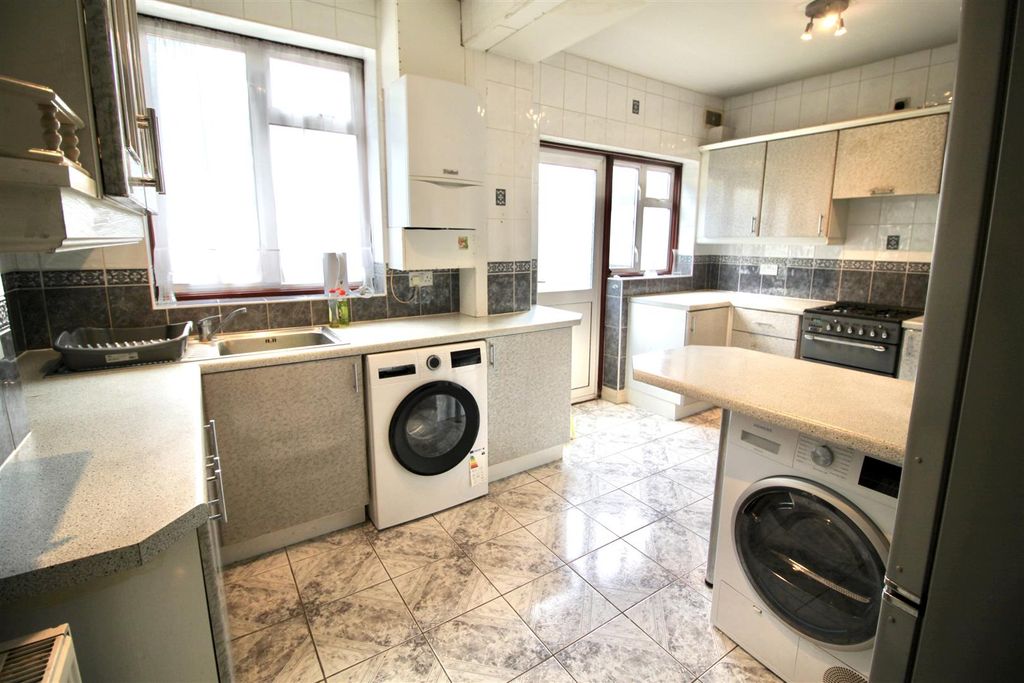 Property photo 3 of 10 Kitchen
