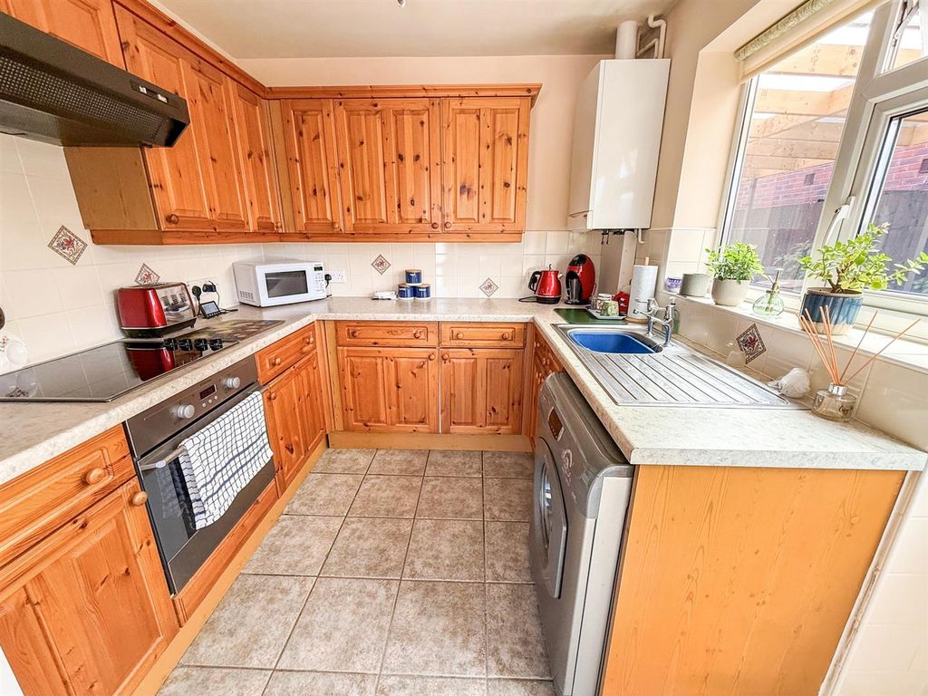 Property photo 3 of 11 Kitchen