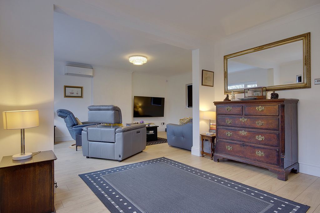 Property photo 3 of 27